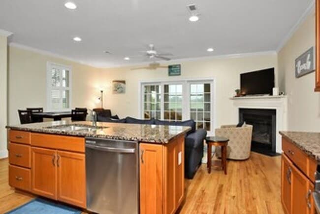 Building Photo - Furnished 3-bedroon townhouse end-unit for...