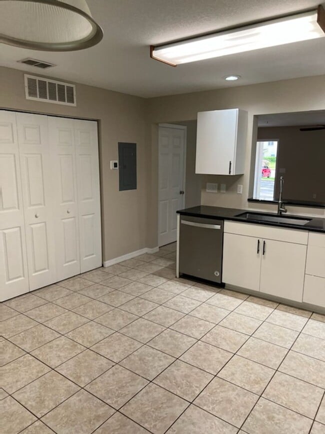 Building Photo - Three Bedroom Two 1/2 Bath condo in SW Hai...
