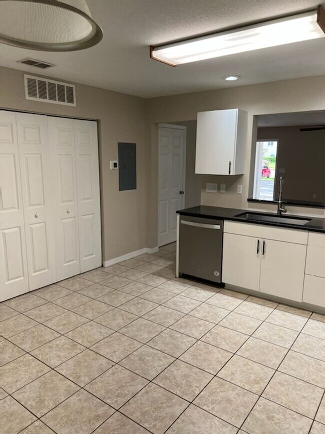 Foto del edificio - Three Bedroom Two 1/2 Bath condo in SW Hai...