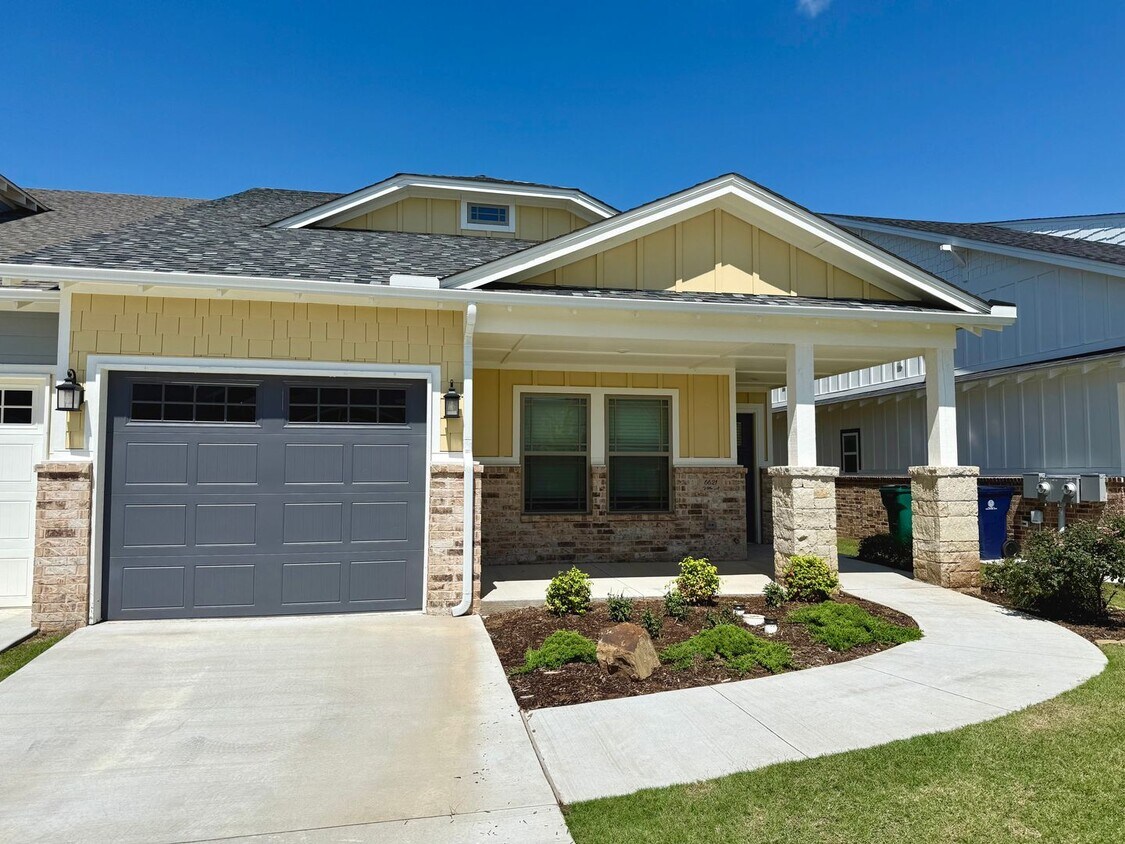 Primary Photo - Large 2 Bed, 2 Bath in Beautiful Well-Main...