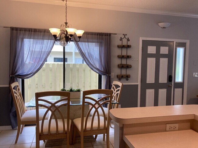 Foto del edificio - 810 Bella Vista Ct S