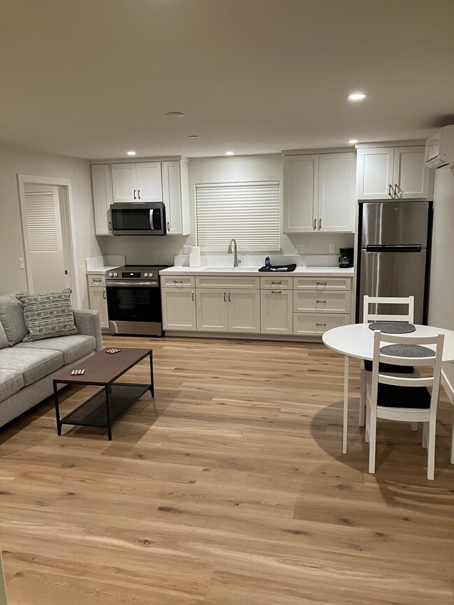 Building Photo - 548 Blanca St