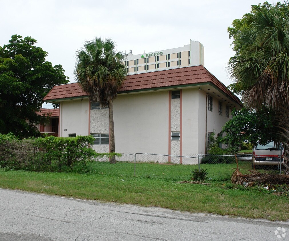 Building Photo - 645-655 NE 166th St
