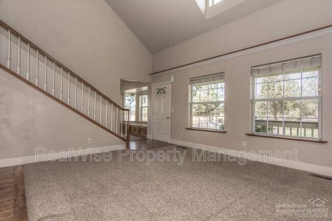 Building Photo - 4900 SW Wickiup Ave