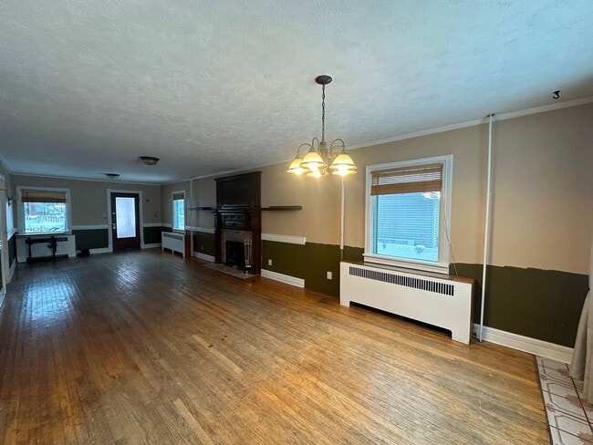 Foto del edificio - 5 Bed 3 Bath Home-Heat Included/Pets Allowed