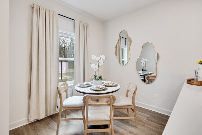 Foto del edificio - Forest Creek Townhomes