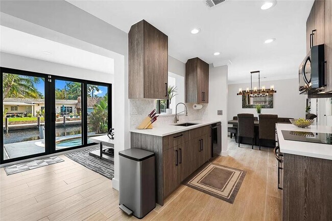 Building Photo - 530 SW 11th Ave
