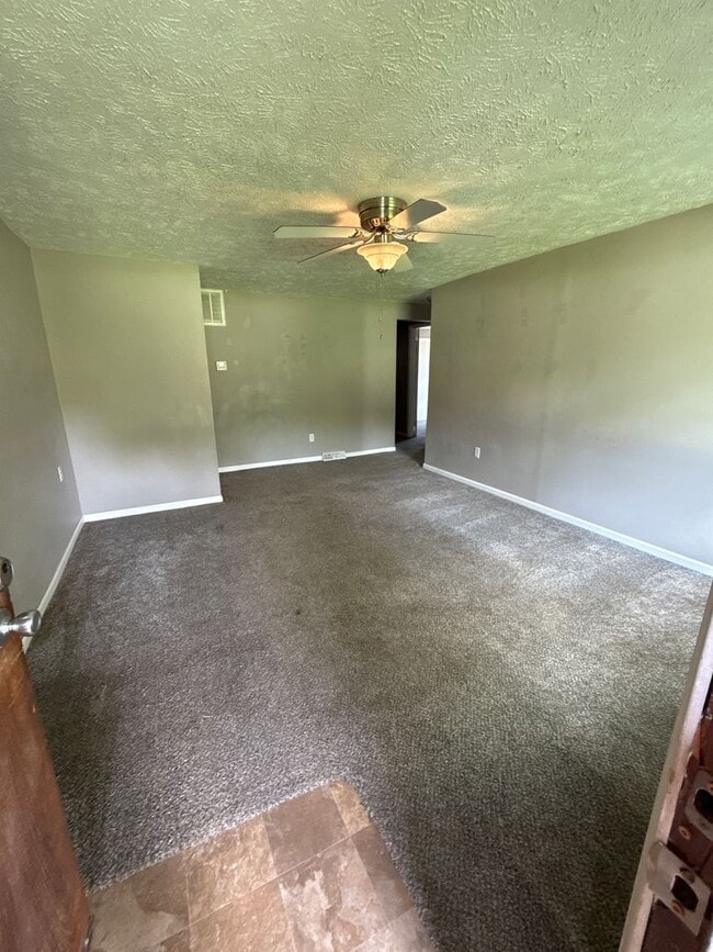 Foto del edificio - 5 bedroom 2 bathroom house