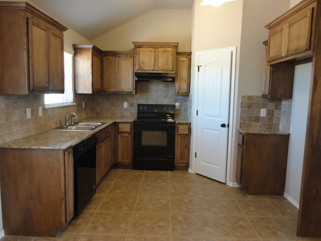 Building Photo - 3 bedroom, 2 bathroom, 2 car garage Mustan...