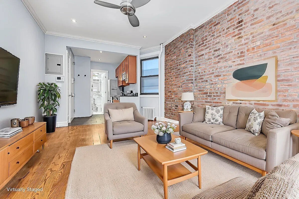 Foto principal - 219 E 2nd St