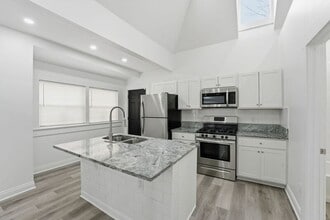 Building Photo - 522 Kelton Ave