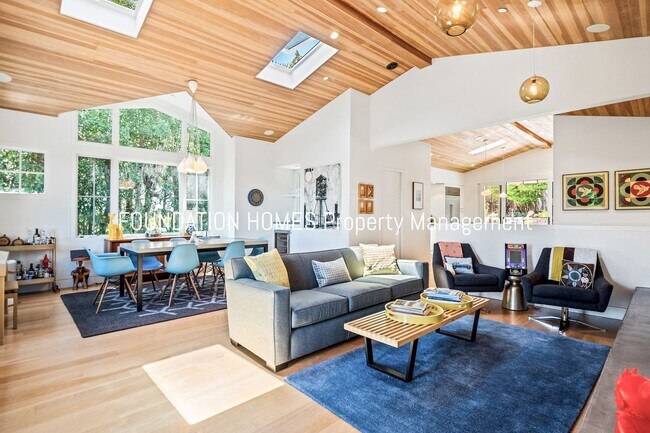 Building Photo - Short Term, Unfurnished Rental! Gorgeous M...