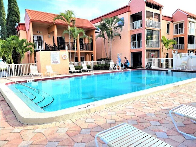 Foto del edificio - 8921 Blind Pass Rd