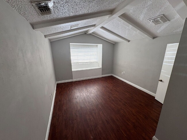 Building Photo - Stunning Three Bedroom Home with Detached Efficiency!