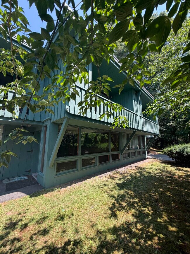 Foto del edificio - 56 Westville Rd