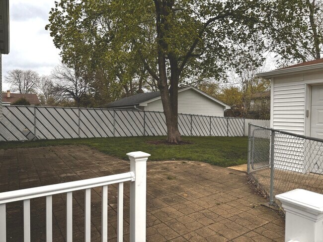 Building Photo - 1049 S Norbury Ave