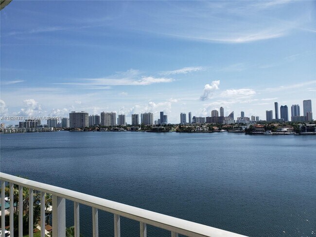 Foto del edificio - 16570 NE 26th Ave