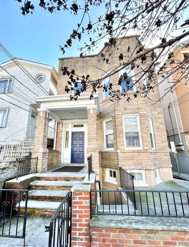 Building Photo - 411 66th St