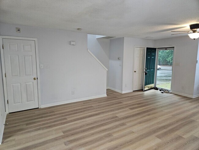 Foto del edificio - Stylish End Unit 3br 2.5ba TH in Cary! Ava...