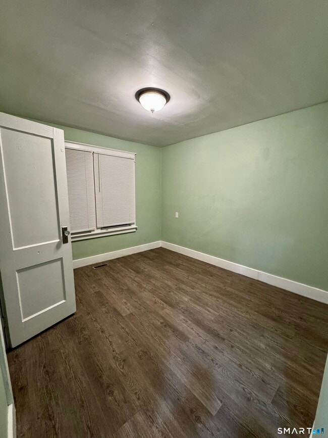 Building Photo - 10 Bank St