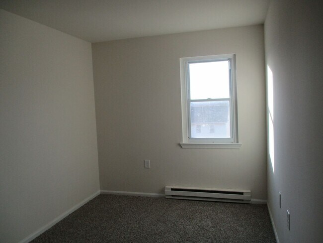 Building Photo - Lovely END UNIT TOWNHOME with LARGE DECK &...