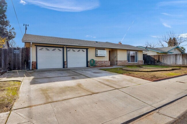 Building Photo - North Clovis 3/2 With Pool