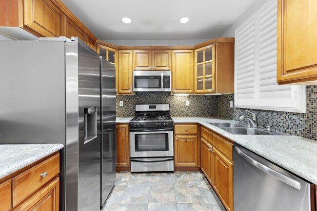 Foto del edificio - Modern 3 Bed, 2 Bath Condo for Lease – 1,320 Sq Ft – Prime Sherman Oaks Location
