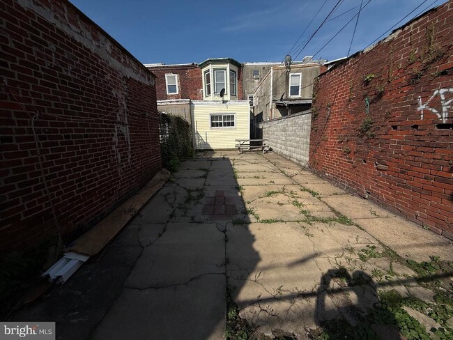 Building Photo - 2013 E Stella St