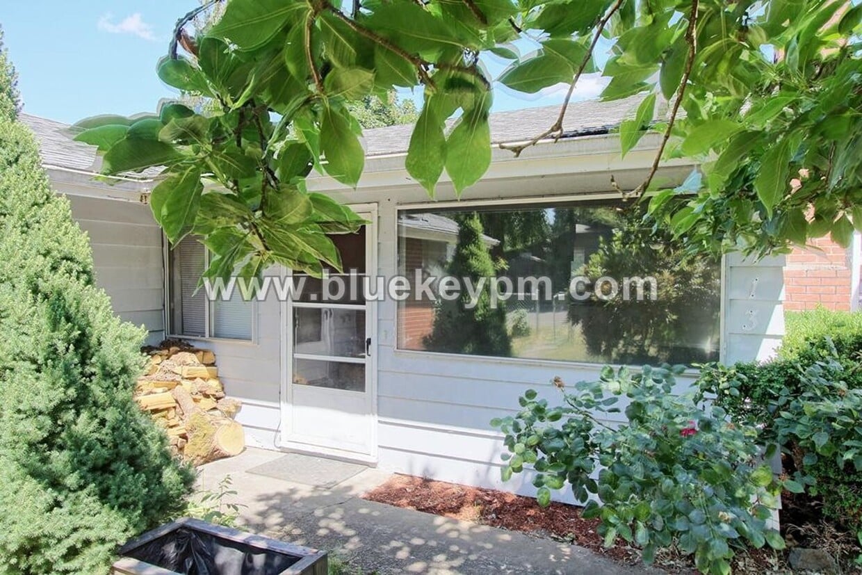Primary Photo - 2 Bed, 1 Bath Duplex Unit in Rose Village