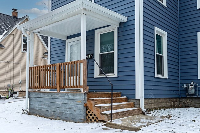 Building Photo - Beautifully Updated 2-Bedroom Duplex in Gr...