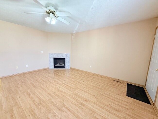 Building Photo - Spacious 3-Bedroom Townhome  – East Bloomington