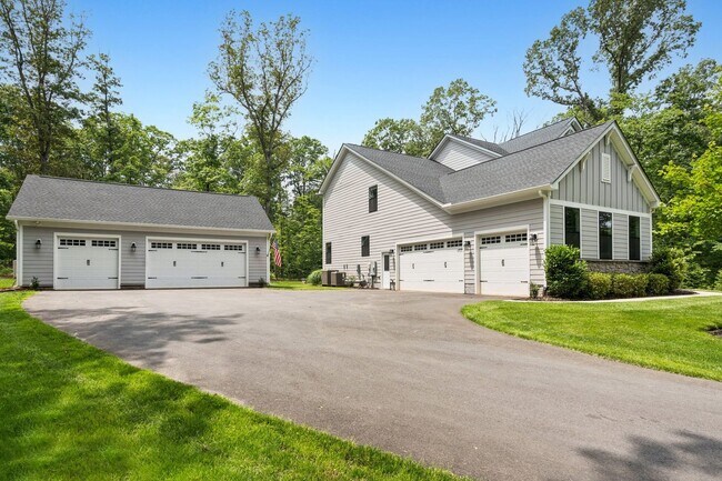 Foto del edificio - Impressive 6 Bed 4.5 Bath Single-Family Ho...