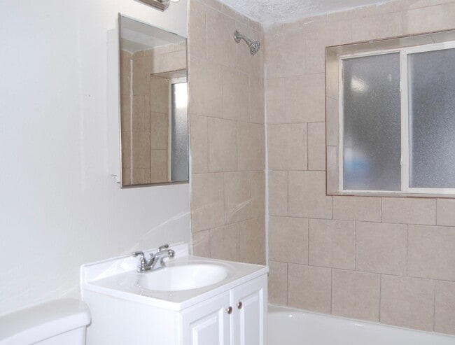 Foto del edificio - Updated 3BR • Parking • Private Entry • $1,650