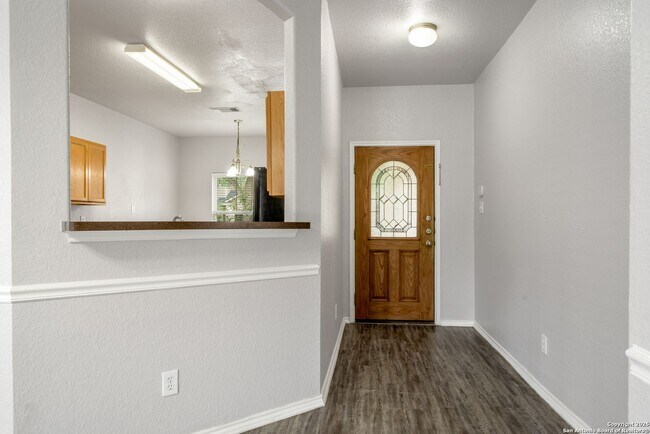 Foto del edificio - 4 bedroom, 2 1/2 bath located in Lakeview ...