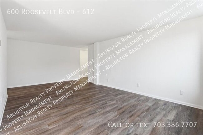 Foto del edificio - 600 Roosevelt Blvd