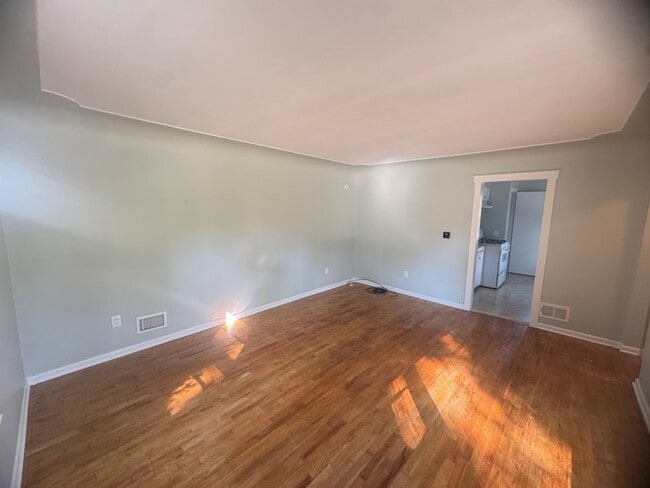 Building Photo - 3 Bedroom home on the NW side of Grand Rapids