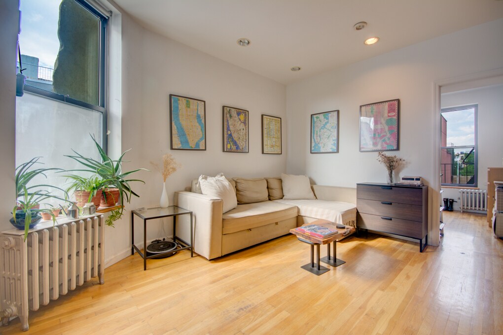 Foto principal - 66 E 1st St