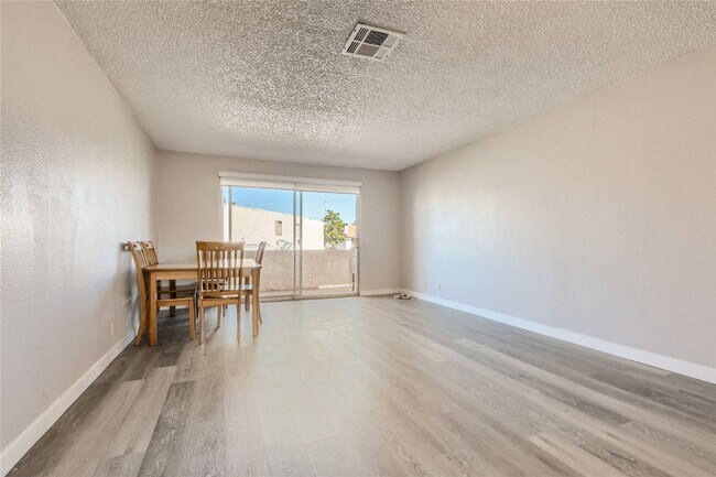 Foto del edificio - 2 Bedroom Condo near University District!