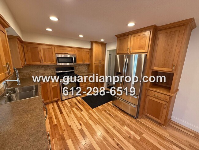 Building Photo - Roseville House in Secluded Midland Hills Available September 1, Updated Kitchen, Large Primary S...
