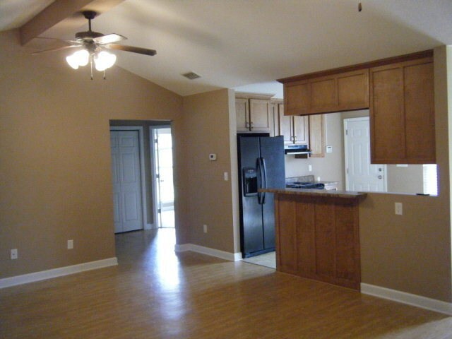 Foto del edificio - Charming 3BR/2BA Home with Open Floor Plan, Vaulted Ceilings & 2-Car Garage