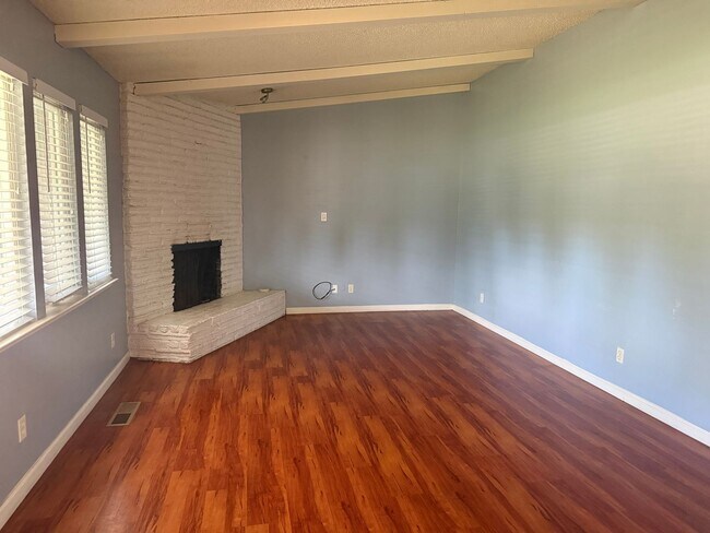 Foto del edificio - 6873 Greenhaven Dr