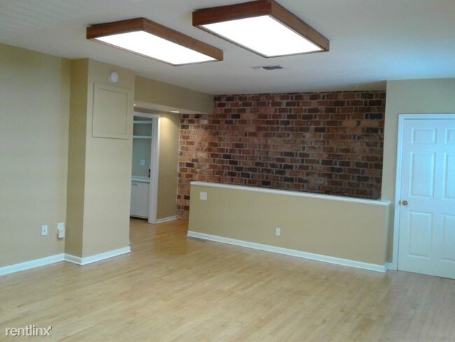 Building Photo - Studio, 1 bath Apartment - 214 S Center St