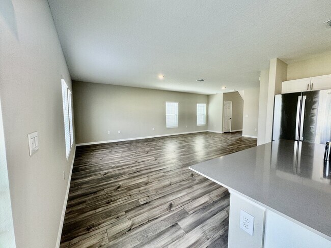 Building Photo - ***Accepts Housing Choice Voucher*** Spaci...