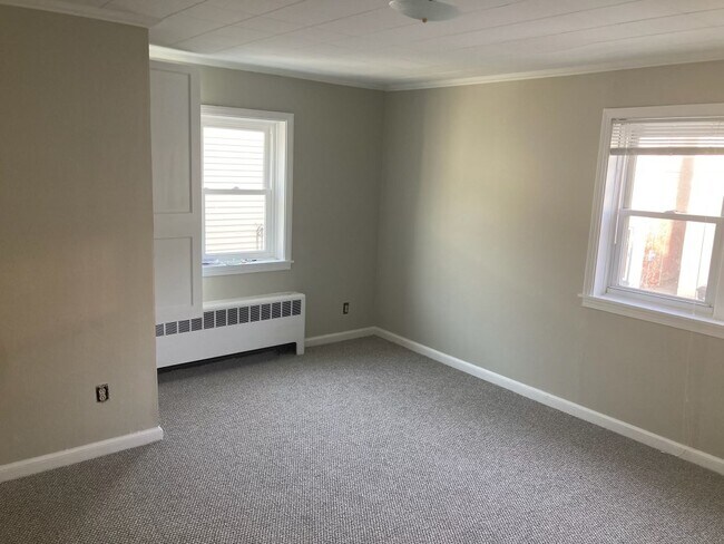 Large sunny bedroom - 225 E Hector St