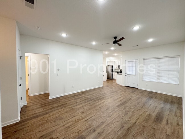 Building Photo - 565 Fernwood Dr