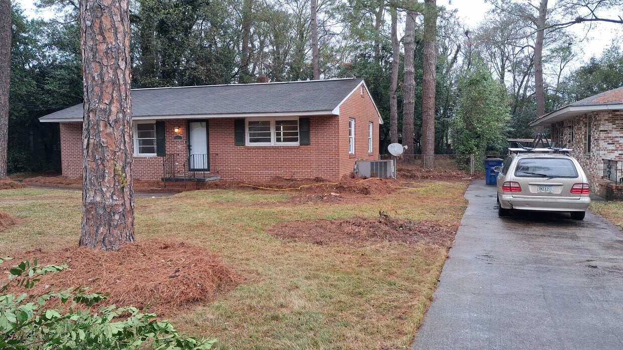 Building Photo - 2557 Delano Dr