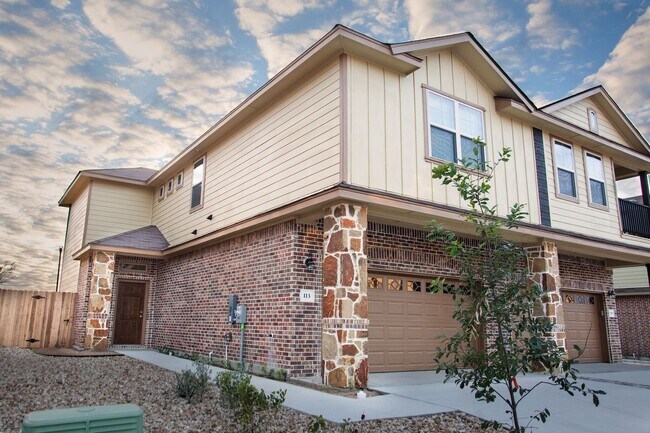 Building Photo - 113 Lakeview Ct