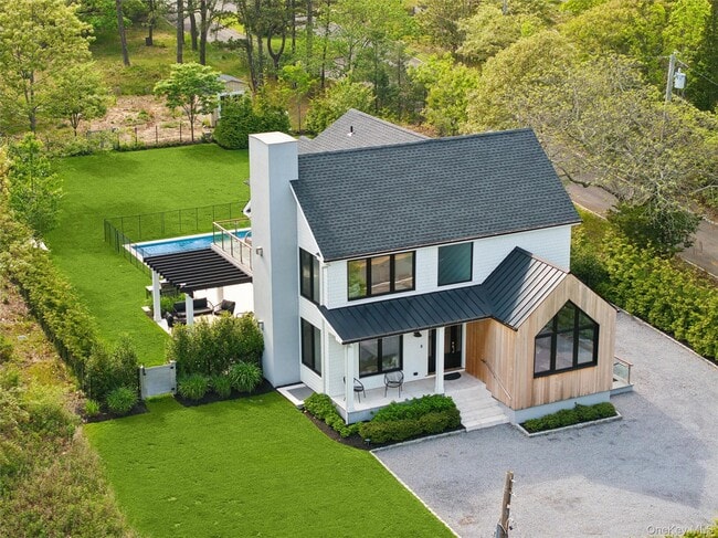 Building Photo - 28 Canoe Place Rd