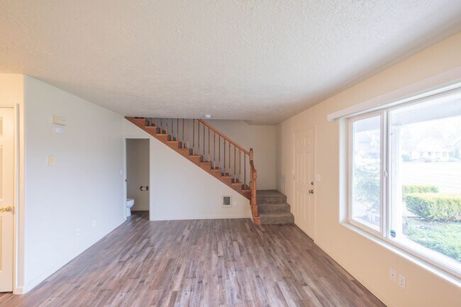 Building Photo - *MOVE IN SPECIAL** Close To The Heart of Down Town Lebanon!