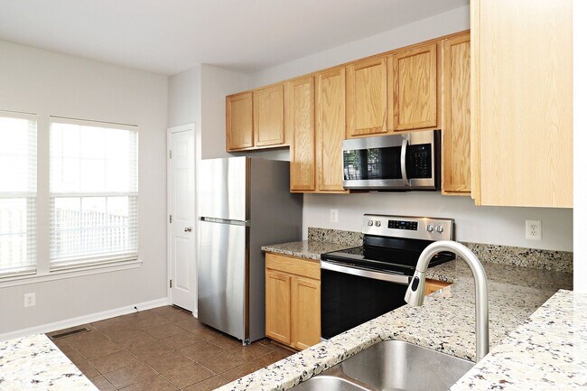 Foto del edificio - Spacious Townhome Within Walking Distance ...